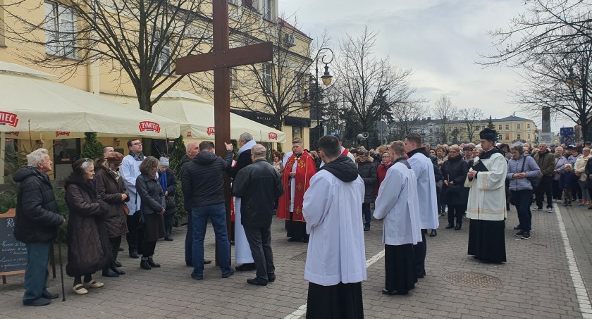 Droga Krzyżowa 2023 ulicami Włocławka [ZDJĘCIA]