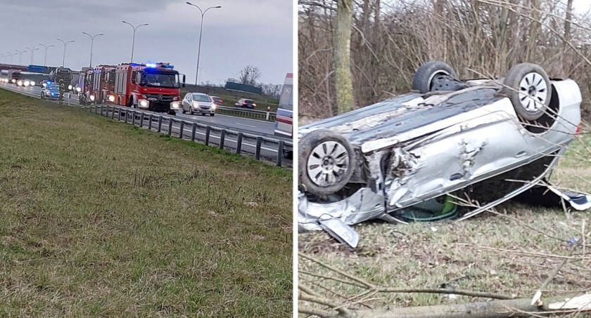 Wypadek na autostradzie A1. Osobówka uderzyła w ciężarówkę i dachowała w pobliżu Kowala [ZDJĘCIA]