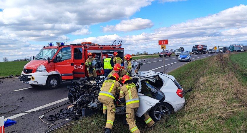 Śmiertelny wpadek na DK 91. BMW zderzyło się czołowo z ciężarówką