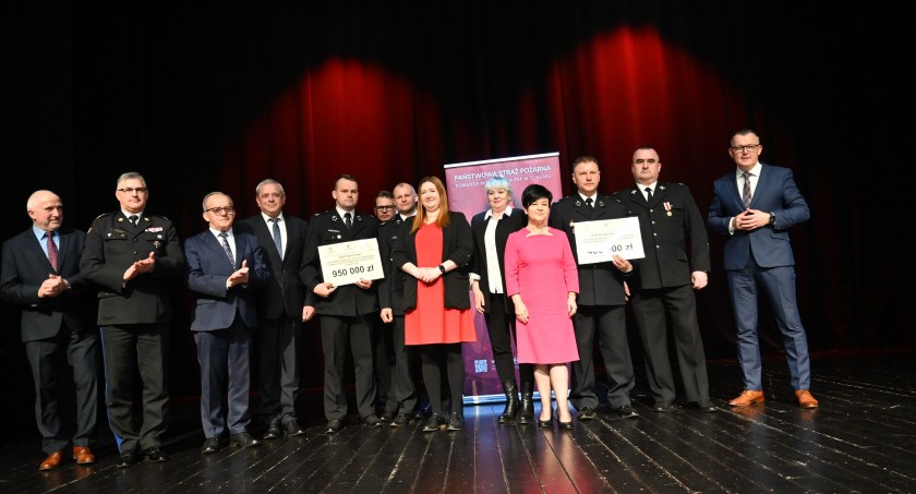 Promesy na zakup samochodów dla OSP rozdane w Brześciu Kujawskim [ZDJĘCIA]
