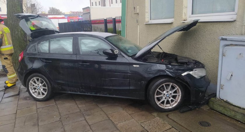 Kierująca BMW uderzyła w budynek poczty we Włocławku [ZDJECIA]