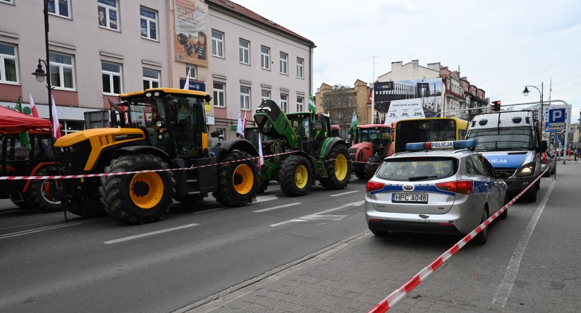 Rolnicy zablokowali Al. Chopina we Włocławku. Protestujący mają się spotkać z wiceminister Anną Gembicką