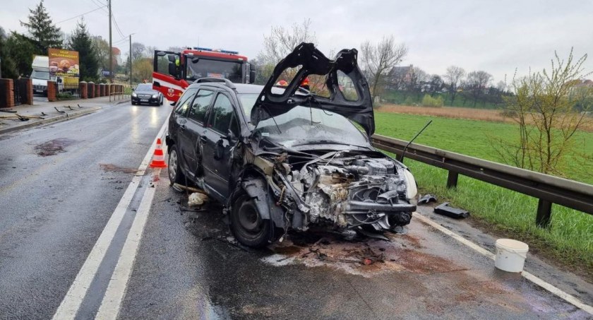 28 latek wypadł z drogi i uderzył w bariery pod Włocławkiem [ZDJĘCIA]