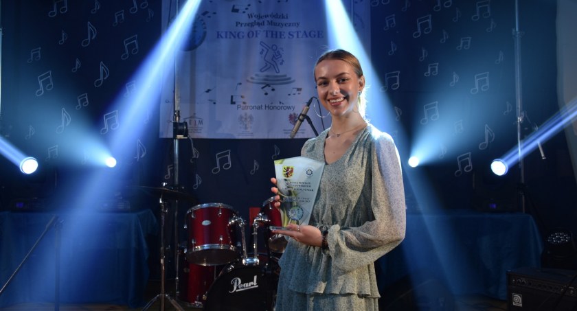 Paulina Dębowska wokalistka Lubranieckiego Centrum Dziedzictwa Kulturowego zachwyciła publiczność i wyśpiewała I nagrodę