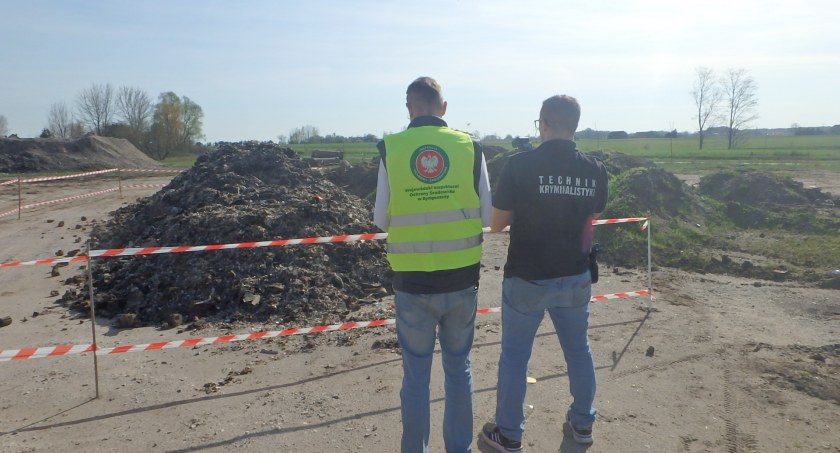 Ktoś porzucił śmieci na jednej z działek w regionie. Policja szuka sprawcy