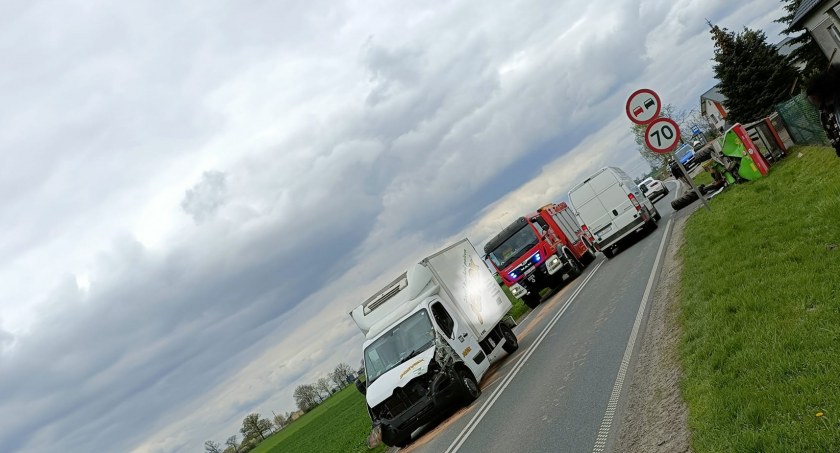 Ciągnik zderzył się z  Renault w regionie. W akcji dwie jednostki straży [ZDJĘCIA]