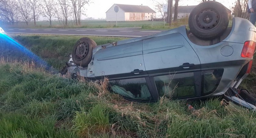 Fiat dachował w regionie [ZDJĘCIA]
