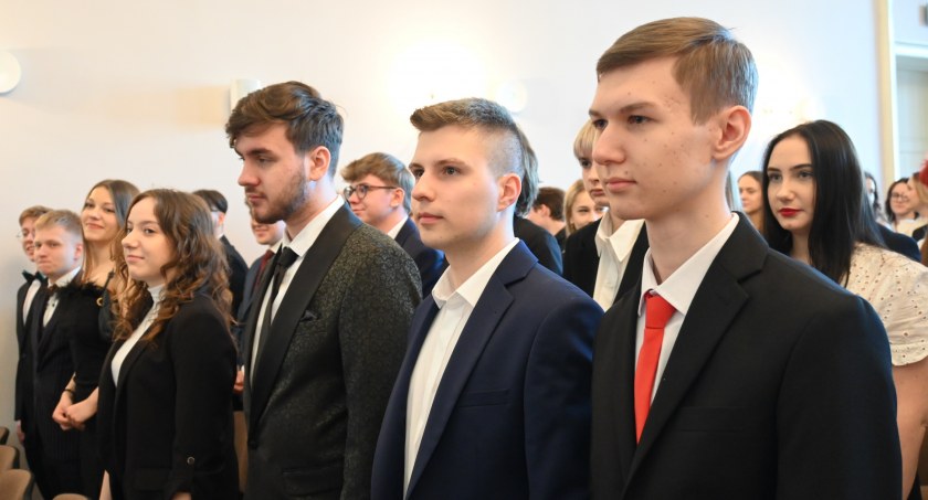 117 uczniów LZK we Włocławku zakończyło  rok szkolny - 2023 r. (ZDJĘCIA) 