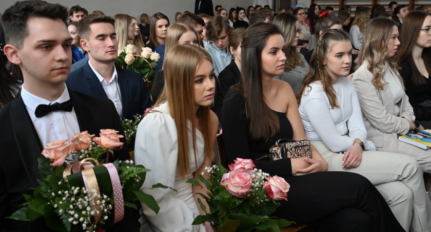 Pożegnanie klas maturalnych w Ekonomiku we Włocławku -2023 [ZDJĘCIA]