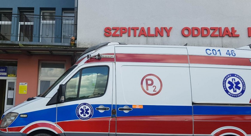 Osobówka zderzyła się z autem dostawczym we Włocławku. Dwie osoby trafiły do szpitala