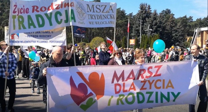 Marsz dla Życia i Rodziny we Włocławku. Ze śpiewem na ustach przeszli ulicami miasta [ZDJĘCIA, VIDEO]