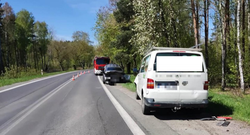 Bus zderzył się z osobówką pod Włocławkiem [ZDJĘCIA]