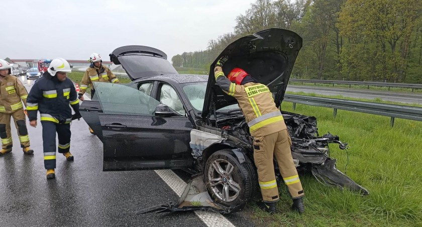 Dwa samochody uderzyły w bariery na A1 w gminie Lubień Kujawski. Droga zablokowana [ZDJĘCIA]