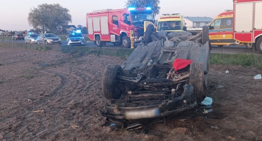 BMW dachowało w regionie. 47 latek wiózł ciężarną kobietę i dwójkę dzieci [ZDJĘCIA]