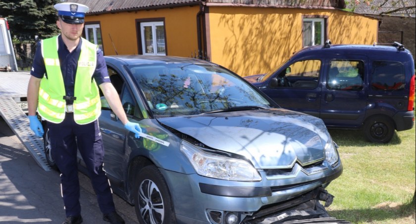 Czołowe zderzenie w regionie. Pijany 34 latek z Włocławka wysiadł z citroena i zaczął uciekać
