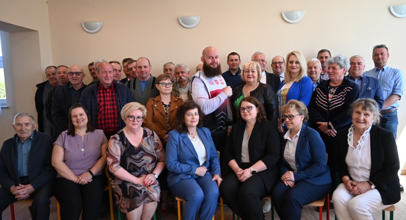 Uroczysta sesja w Boniewie i podziękowania dla mistrza Polski w armwrestlingu Bogusława Zdanowskiego