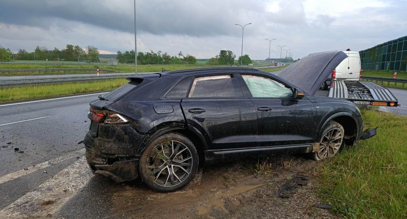 Wypadł z jedni na A1 i uderzył w studzienkę [ZDJĘCIA]