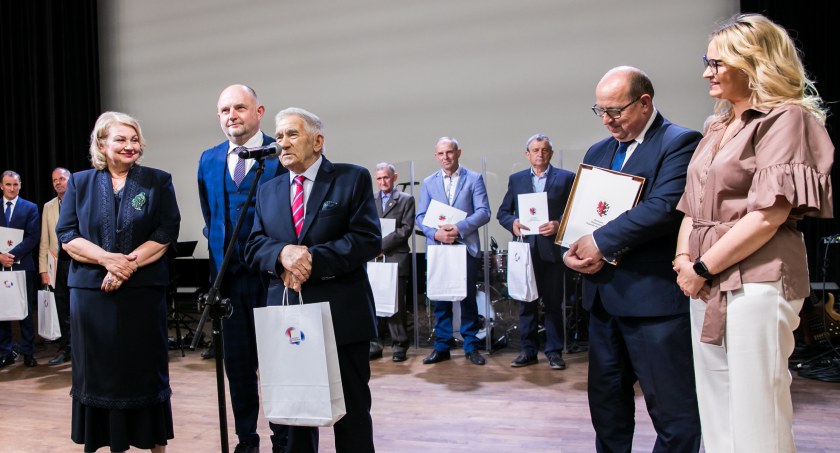 Marszałek wręczył podziękowania sołtysom z regionu.  Heliodor Kubiak z Osiecza Małego pełni tę funkcję już 67 lat [ZDJĘCIA]