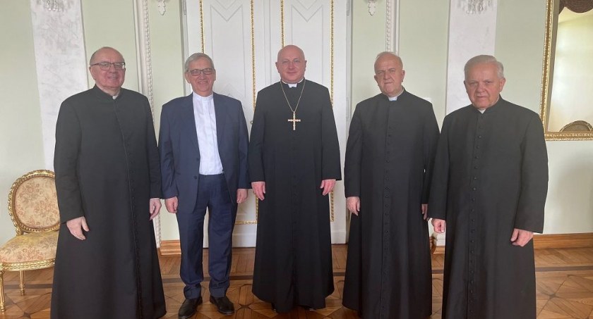 Zmiany w parafiach w diecezji włocławskiej od 1 lipca. Biskup włocławski wręczył dekrety proboszczowskie