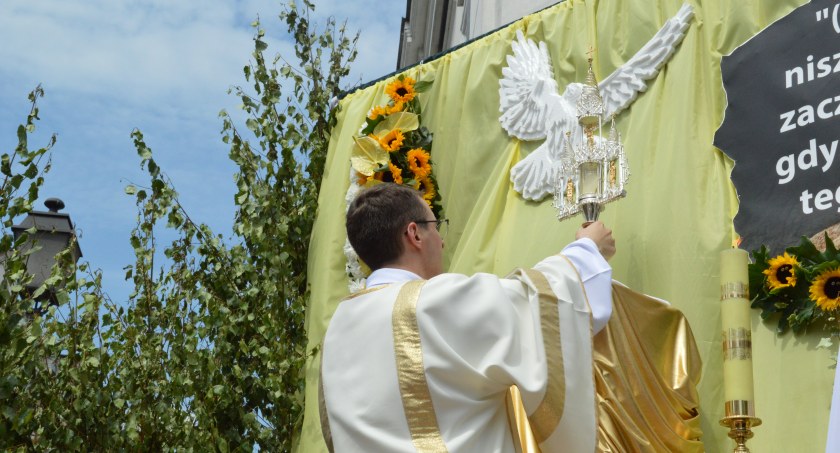Boże Ciało 2023 we Włocławku i okolicach. O której procesje przejdą ulicami miast i miasteczek?