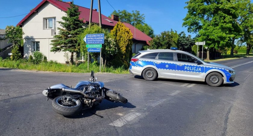 Renault zderzyło się z motocyklem. Kierujący Kawasaki i pasażerka jednośladu trafili do szpitala [VIDEO ZDJĘCIA]