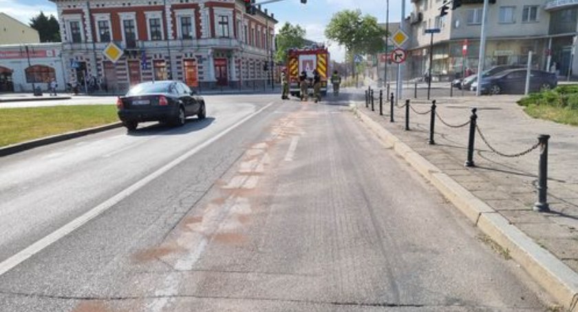 Ślisko w centrum Włocławka. Kilkunastu strażaków usuwało plamy oleju [ZDJĘCIA]