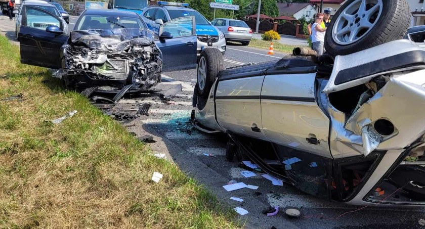 Wypadek na DK 91. Droga na Kowal zablokowana. Zderzyły się trzy auta. Dwie osoby trafiły do szpitala [ZDJĘCIA]