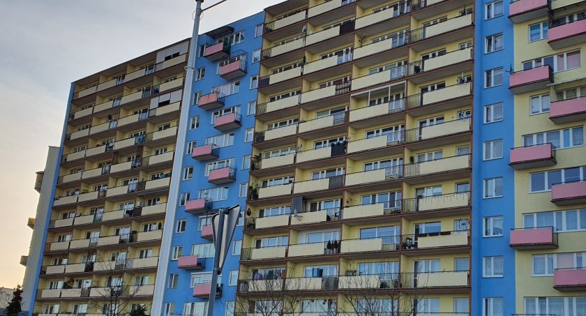 Próba samobójcza w bloku na włocławskim Zazamczu. 44 latek chciał wyskoczyć z szóstego piętra