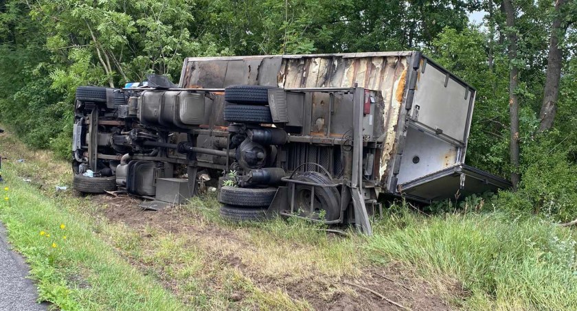 Scania wywróciła się na DK 91 koło Kowala. Kierowca trafił do szpitala [ZDJĘCIA]