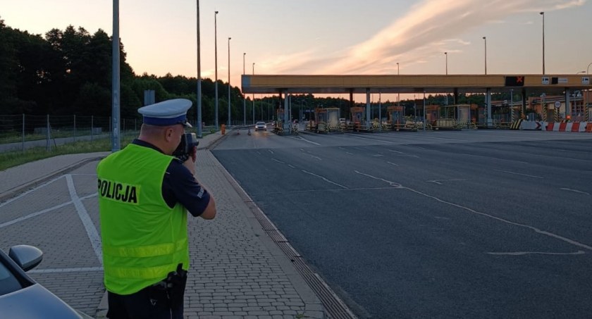 Kontrole prędkości przy bramkach na A1