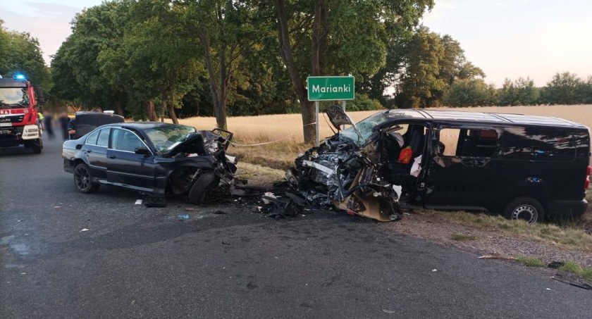 Śmiertelny wypadek w regionie. Nie żyje kierowca bmw, 42 latka i jej 12 letni syn w szpitalu [ZDJĘCIA]