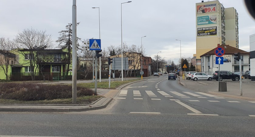 BMW zderzyło się z Toyotą we Włocławku. Wypadek na skrzyżowaniu Wroniej z Okrzei