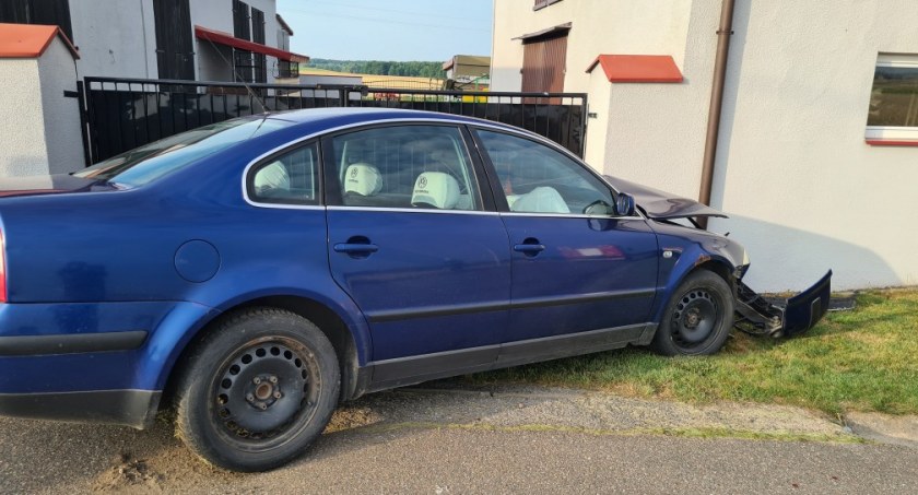 Wypadek w regionie. Volkswagen Passat uderzył w budynek [ZDJĘCIA]