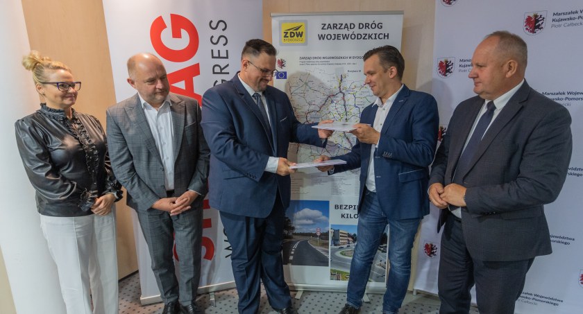 Droga z Chodcza do Woli Adamowej zostanie zmodernizowana. Umowa podpisana. Jakie jeszcze inwestycje drogowe planują?
