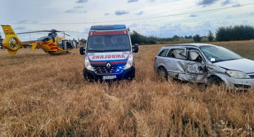 Tragiczny wypadek w regionie. 28-latek nie ustąpił pierwszeństwa. Nie żyje kobieta. Śmigłowiec LPR w akcji 