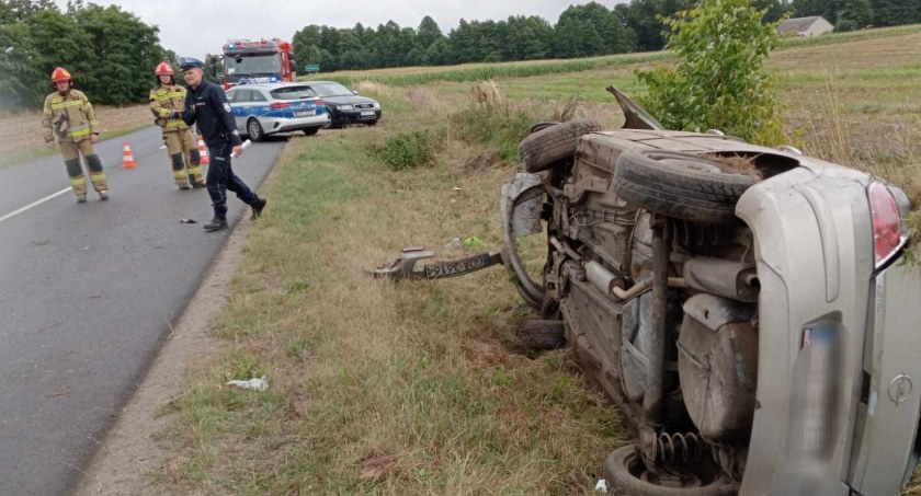 Dachowanie w powiecie włocławskim. Kierowca trafił do szpitala [ZDJĘCIA]. Są utrudnienia w ruchu