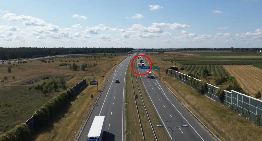 Policyjny dron pod Włocławkiem w akcji na autostradzie A1. Sprawdzają czy kierowcy stosują nowe przepisy