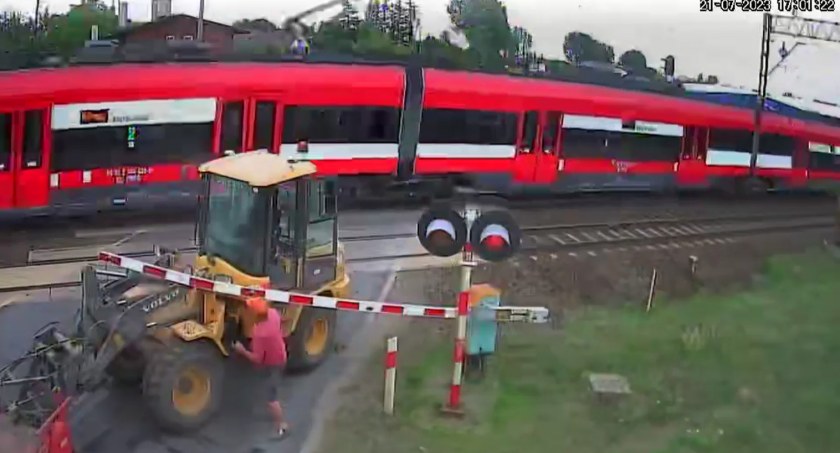Chwile grozy w regionie. Ładowarka wjechał na przejazd kolejowy na czerwonym [VIDEO]