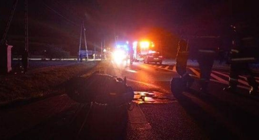 Wypadek motocyklisty w Gminie Lubanie. Motocykl uderzył w znak drogowy
