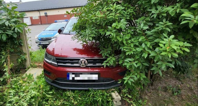 Pijany staranował ogrodzenie posesji. Tłumaczył się, że ma urodziny [ZDJĘCIA]
