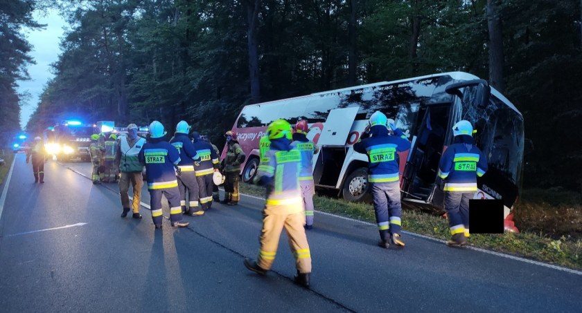 Zderzenie autokaru z samochodem osobowym w regionie. Poszkodowani przewiezieni do szpitali [ZDJĘCIA]