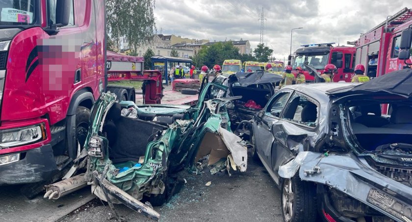 Karambol 10 pojazdów w regionie. Scania uderzyła w samochody. 6 osób trafiło do szpitala [ZDJĘCIA]