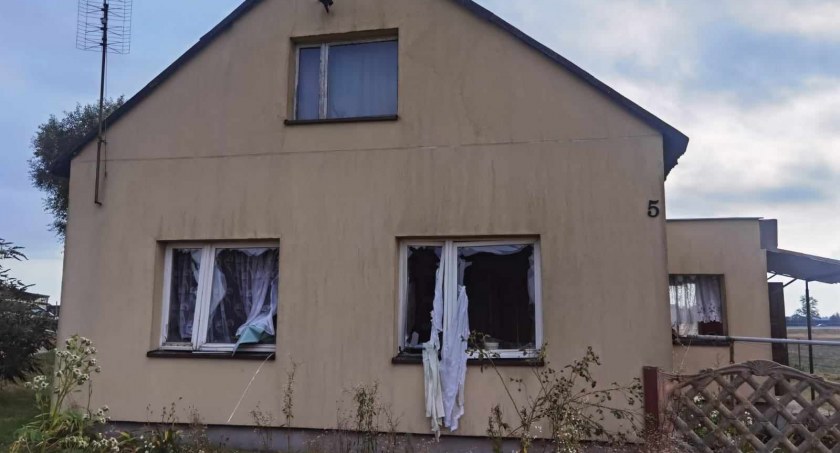 Wybuch butli z gazem w Czerniewicach. Poszkodowana starsza kobieta. 6 jednostek straży w akcji [ZDJĘCIA]