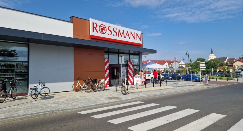 W Kowalu otwarto drogerię Rossmann. Przybędzie jeszcze parę detali w tym zieleń