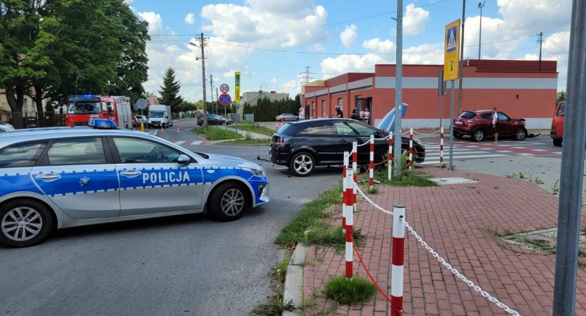 Wypadek we Włocławku z udziałem 2 samochodów. 11-latka z urazem głowy trafiła do szpitala