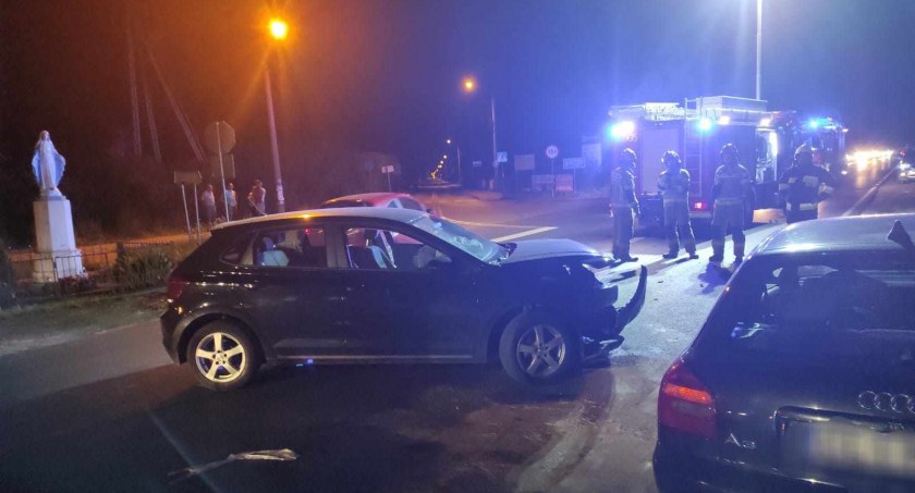 Zderzenie dwóch samochodów w powiecie włocławskim. Dwie osoby trafiły do szpitala