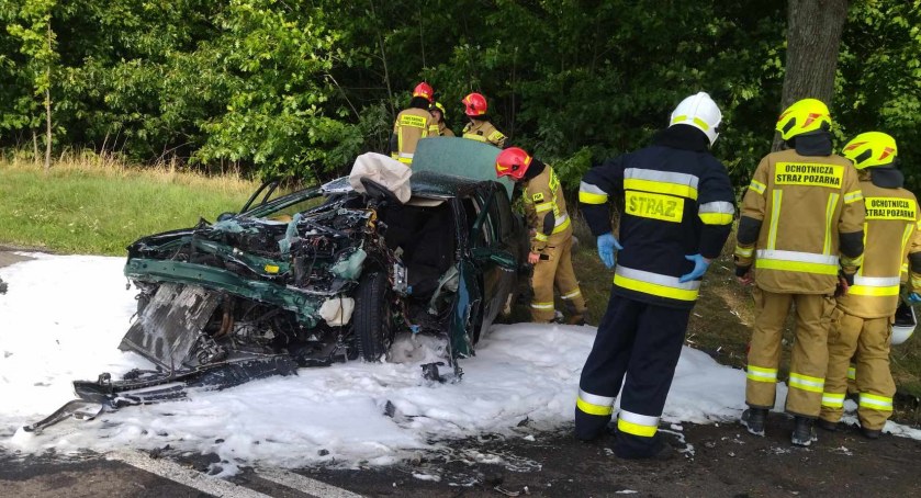 Samochód uderzył w drzewo. Auto zaczęło się palić. Do akcji wkroczyli strażacy