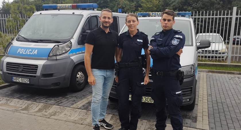 Mężczyzna po przejściu kilku kroków zesztywniał i upadł. Natychmiast zareagowali policjanci