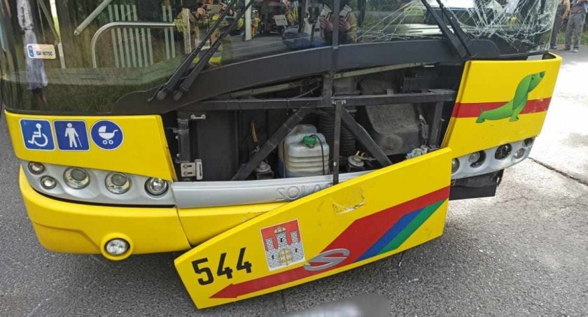 Zderzenie autobusu MPK z osobówką we Włocławku. Kierowca Toyoty z obrażeniami