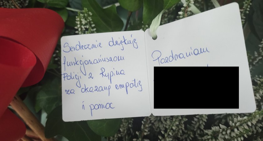 Kobieta z koszem kwiatów przyszła na posterunek